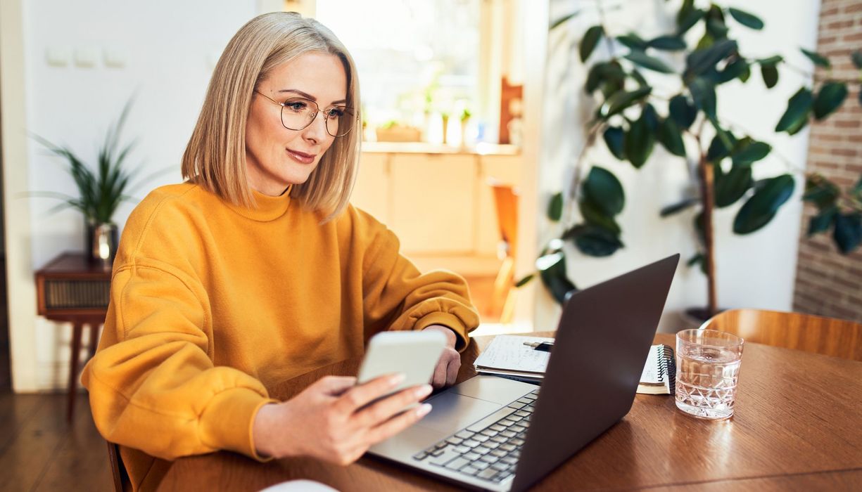 Frau, sitzt vor einem Laptop.