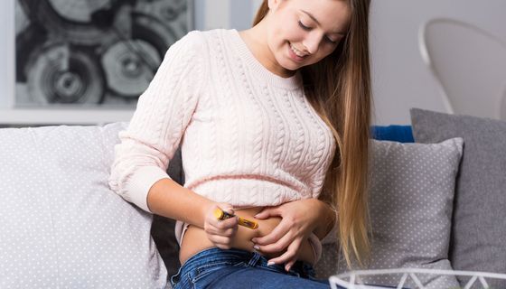 Frau spritzt sich Insulin.