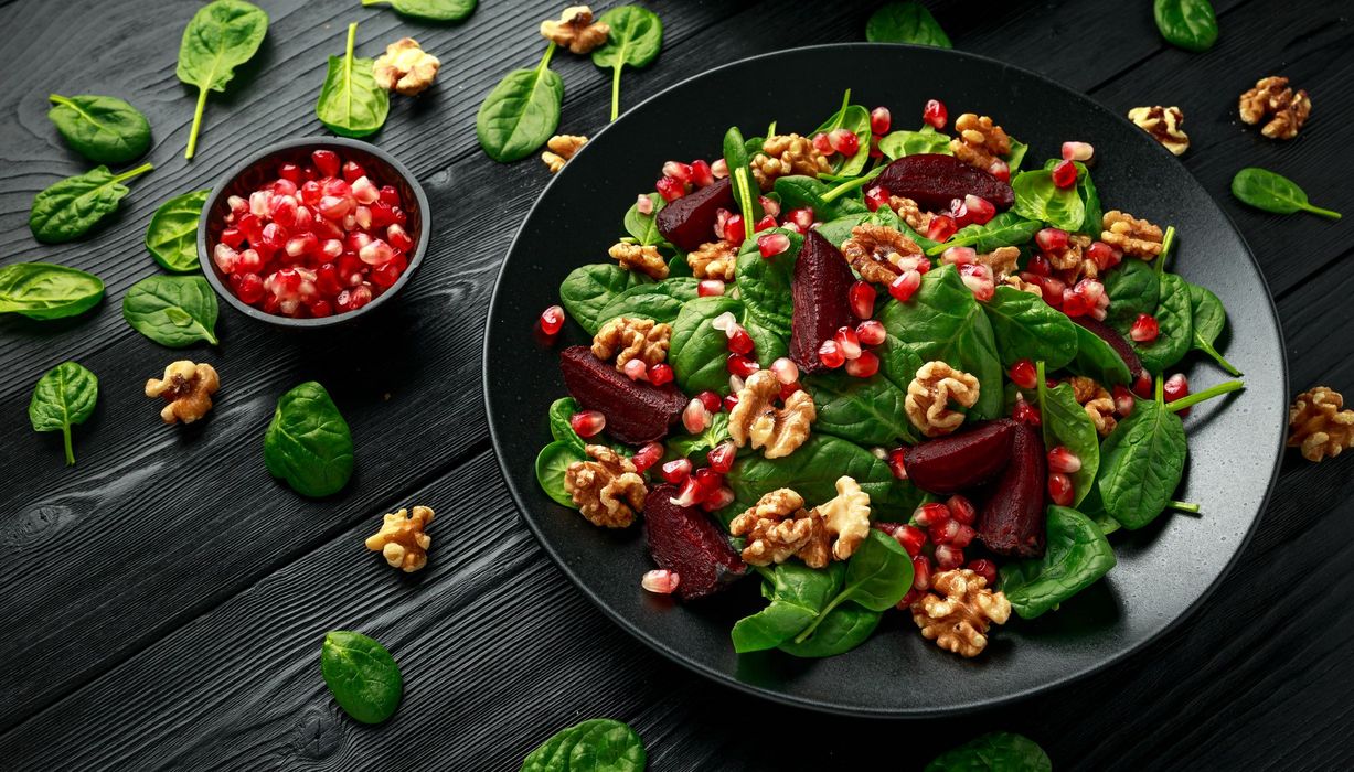 Salat aus Babyspinat, Walnüssen, Granatäpfeln und roter Beete.