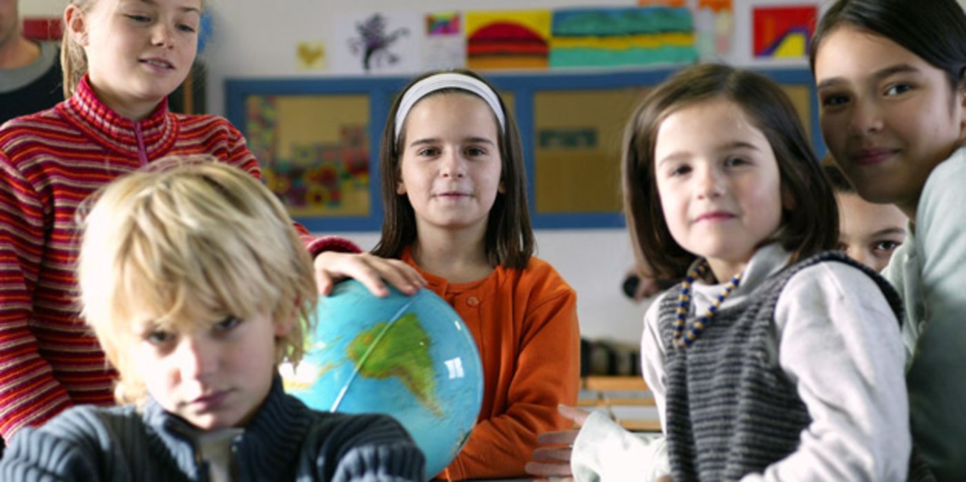 Gruppe von Grundschülern im Klassenzimmer