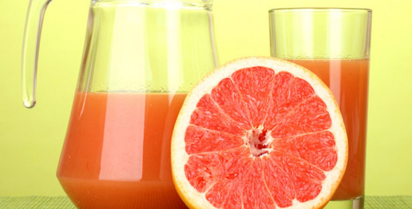 Eine Kanne frisch gepresster Grapefruit-Saft