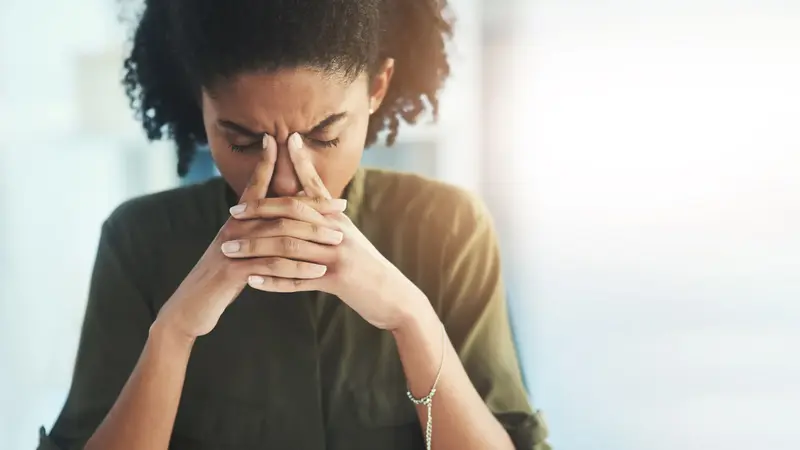 Frau mit Kopfschmerz