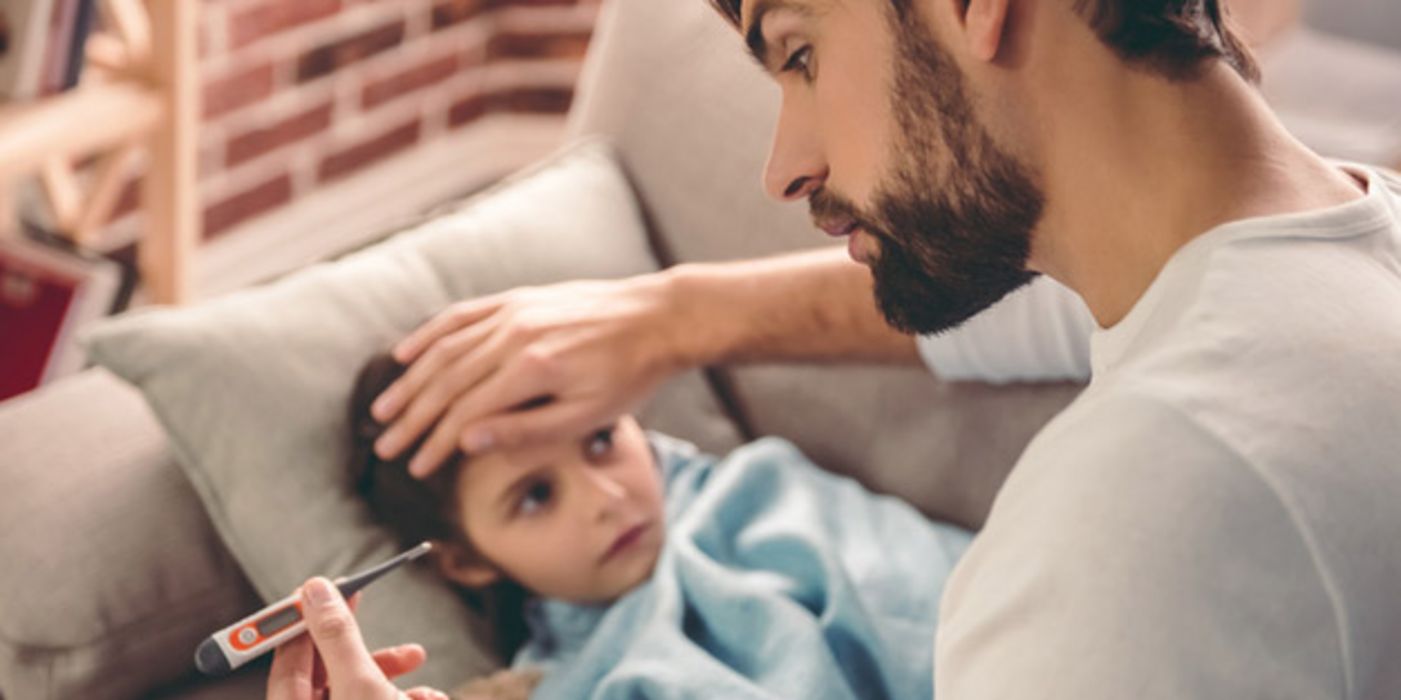 Immer mehr Väter kümmern sich um ihre kranken Kinder.