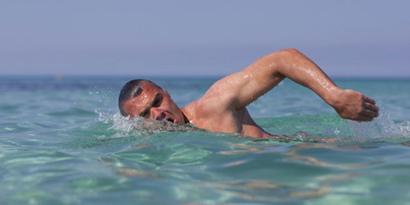 Baden im Meer kann das Risiko für einige Erkrankungen erhöhen.