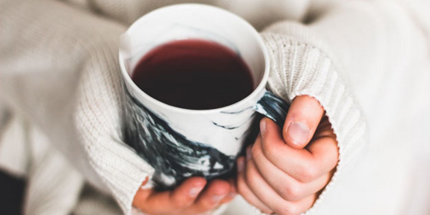 Viel zu trinken hilft Frauen, einer Blasenentzündung vorzubeugen.