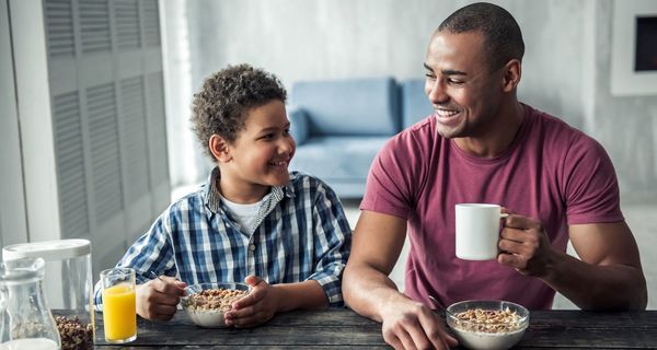 Vater und Sohn, essen gemeinsam Frühstück.