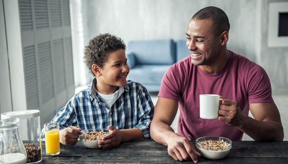 Vater und Sohn, essen gemeinsam Frühstück.