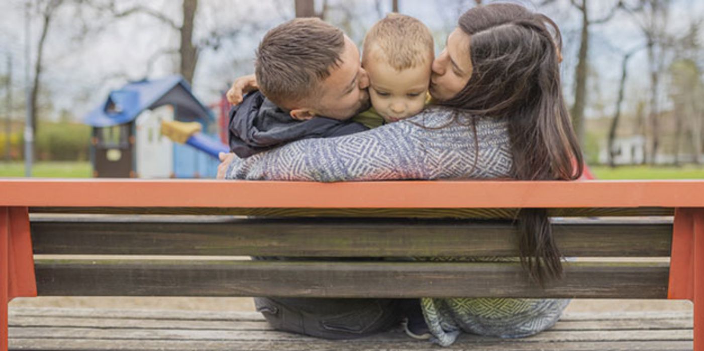 Überfürsorgliche Eltern schaden ihren Kindern.