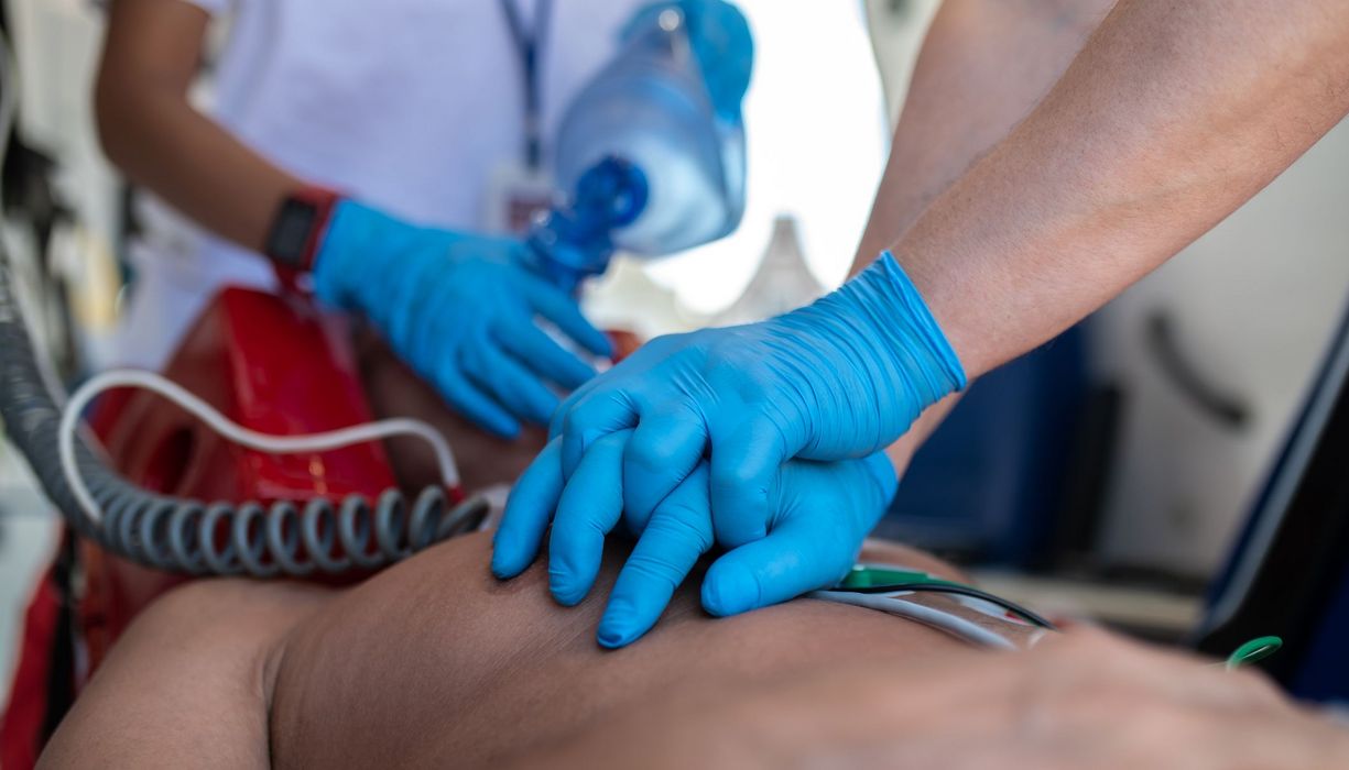 Patient, wird vom Rettungsteam wiederbelebt.