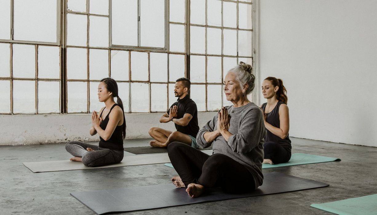 Gruppe von Frauen beim Yoga.