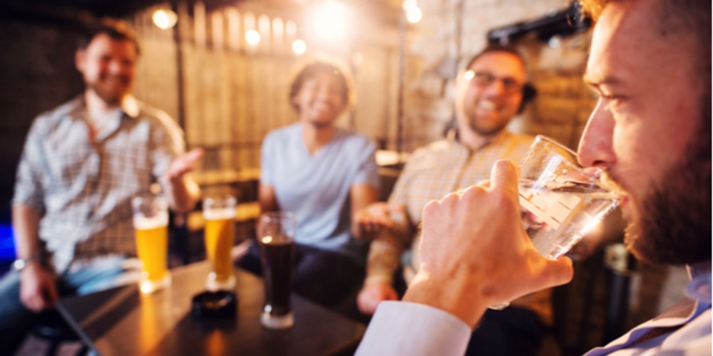 Wer nach einem geselligen Abend noch Auto fährt, ist mit einem Glas Wasser besser beraten als mit Bier oder Wein.