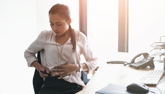 Junge Frau spritzt sich Insulin im Büro.