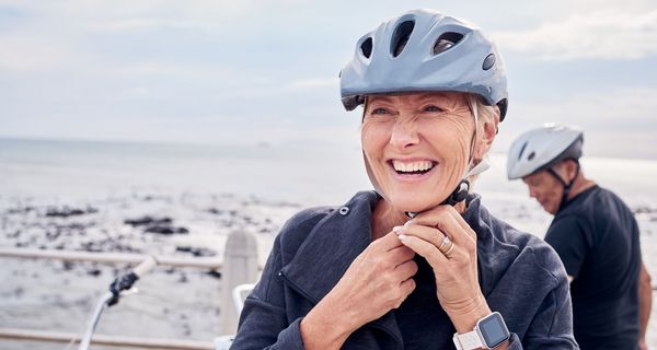 Senioren, zieht einen Fahrradhelm auf.