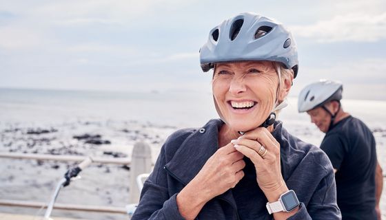 Senioren, zieht einen Fahrradhelm auf.