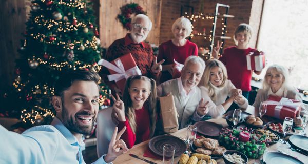 Familienselfie unter dem Weihnachtsbaum