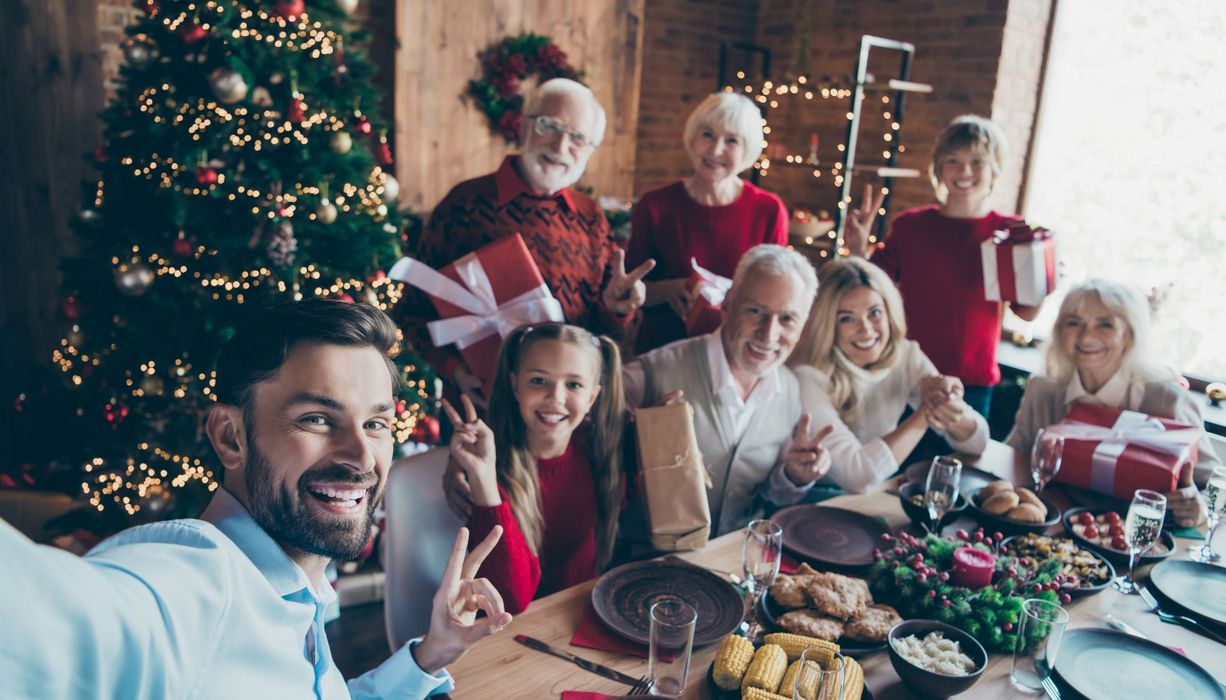 Familienselfie unter dem Weihnachtsbaum