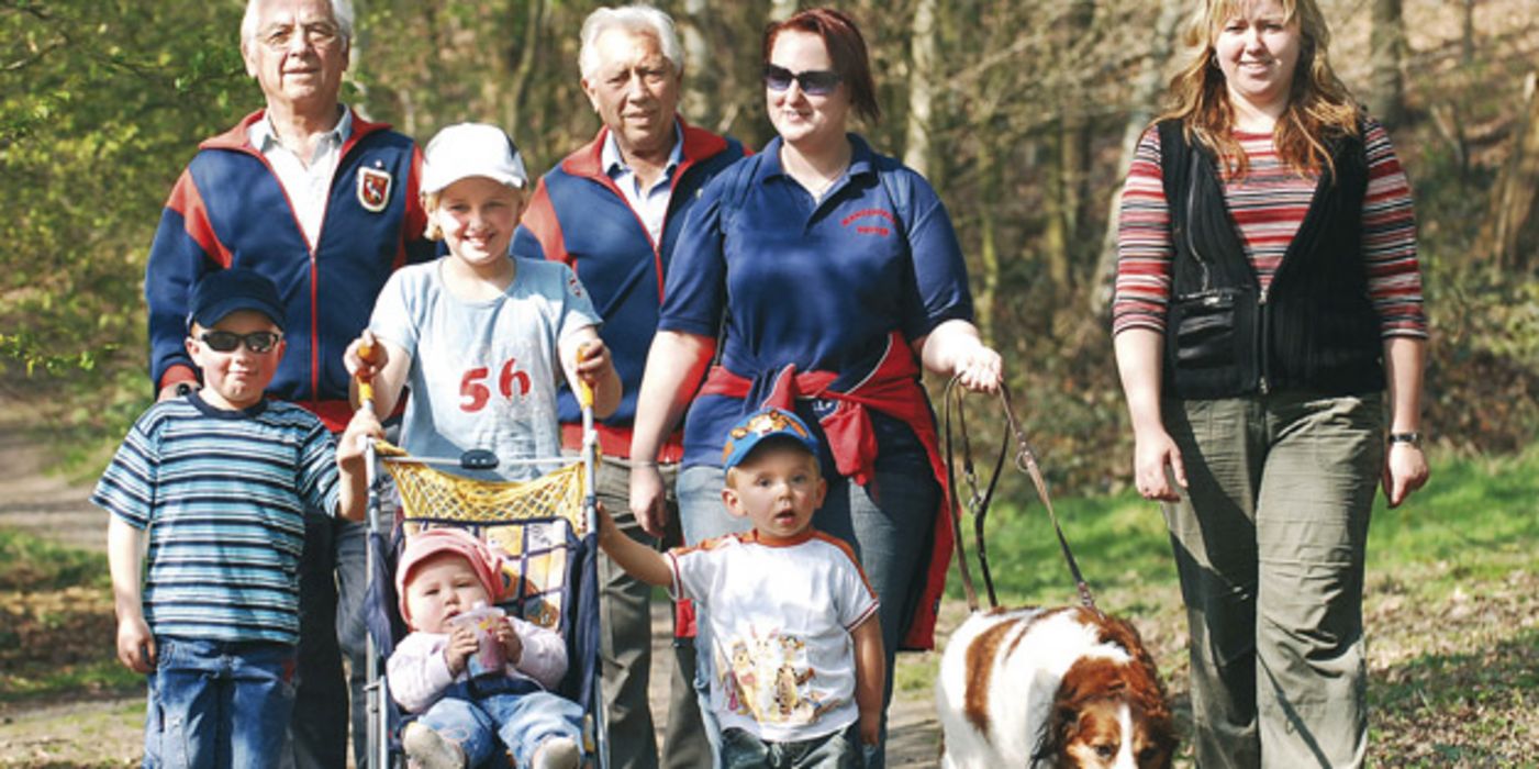 Großfamilie beim Sonntagsspaziergang