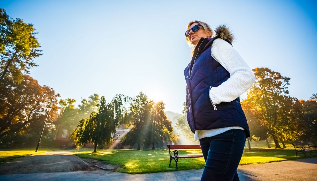 Frau geht im Park spazieren.