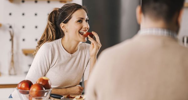 Junge Frau, beißt in einen Apfel.