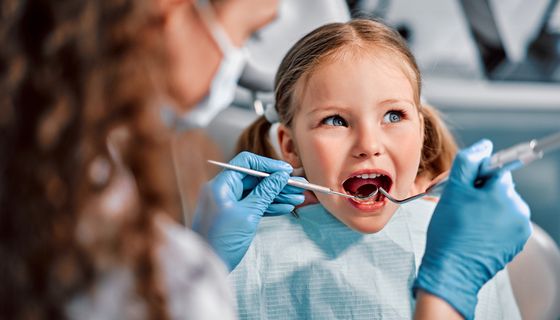 Kind bei einer Zahnarztuntersuchung.