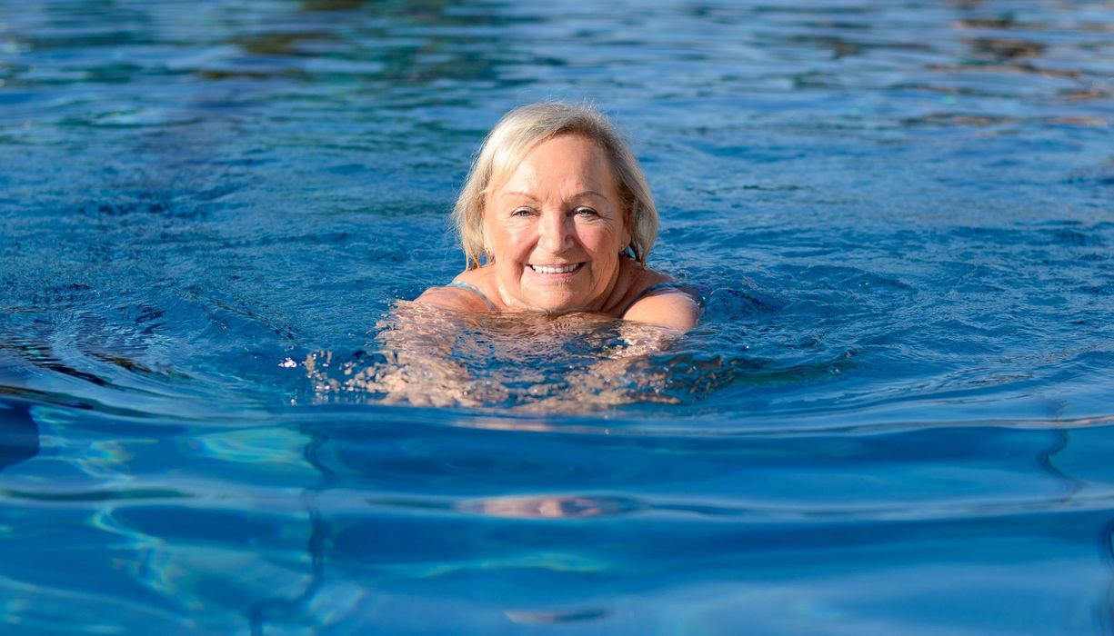 Frau, schwimmt im Schwimmbad.