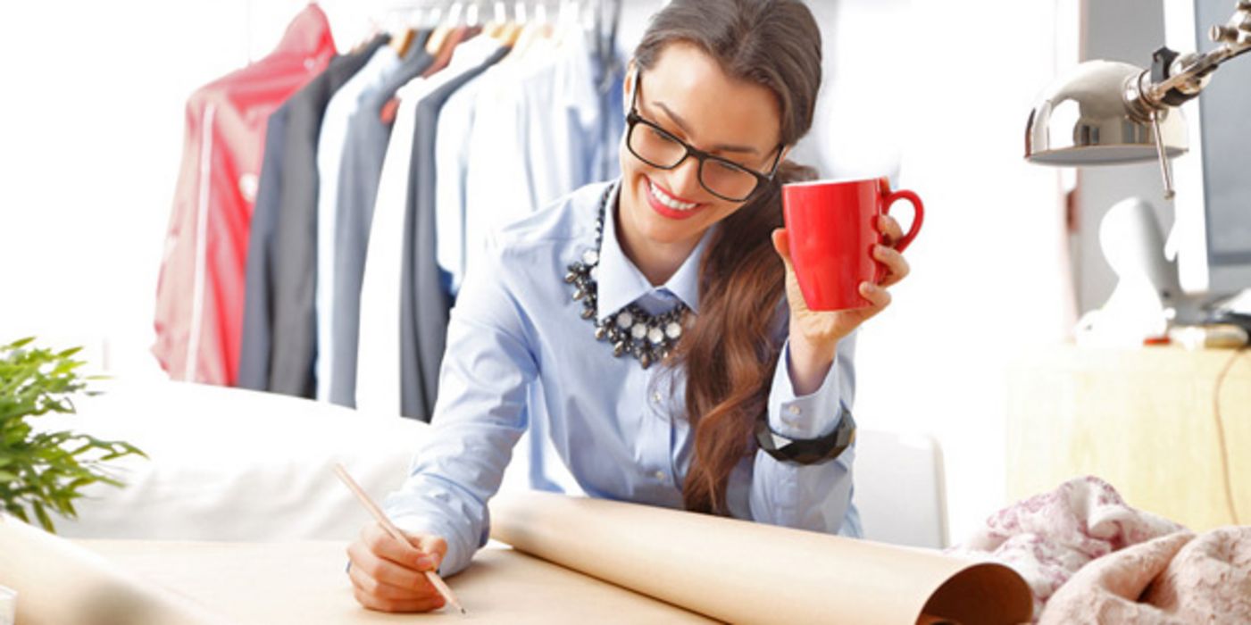 Modedesignerin in ihrem Atelier beim Zeichnen