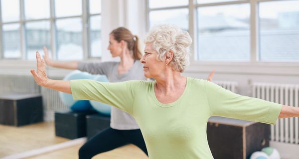 Zwei Frauen bei der Gymnastik