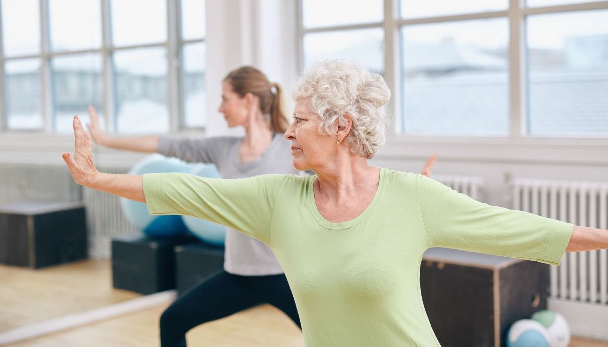 Zwei Frauen bei der Gymnastik