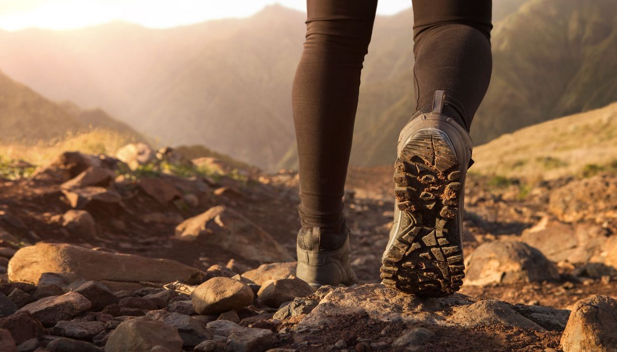 Füße in Wanderschuhen.