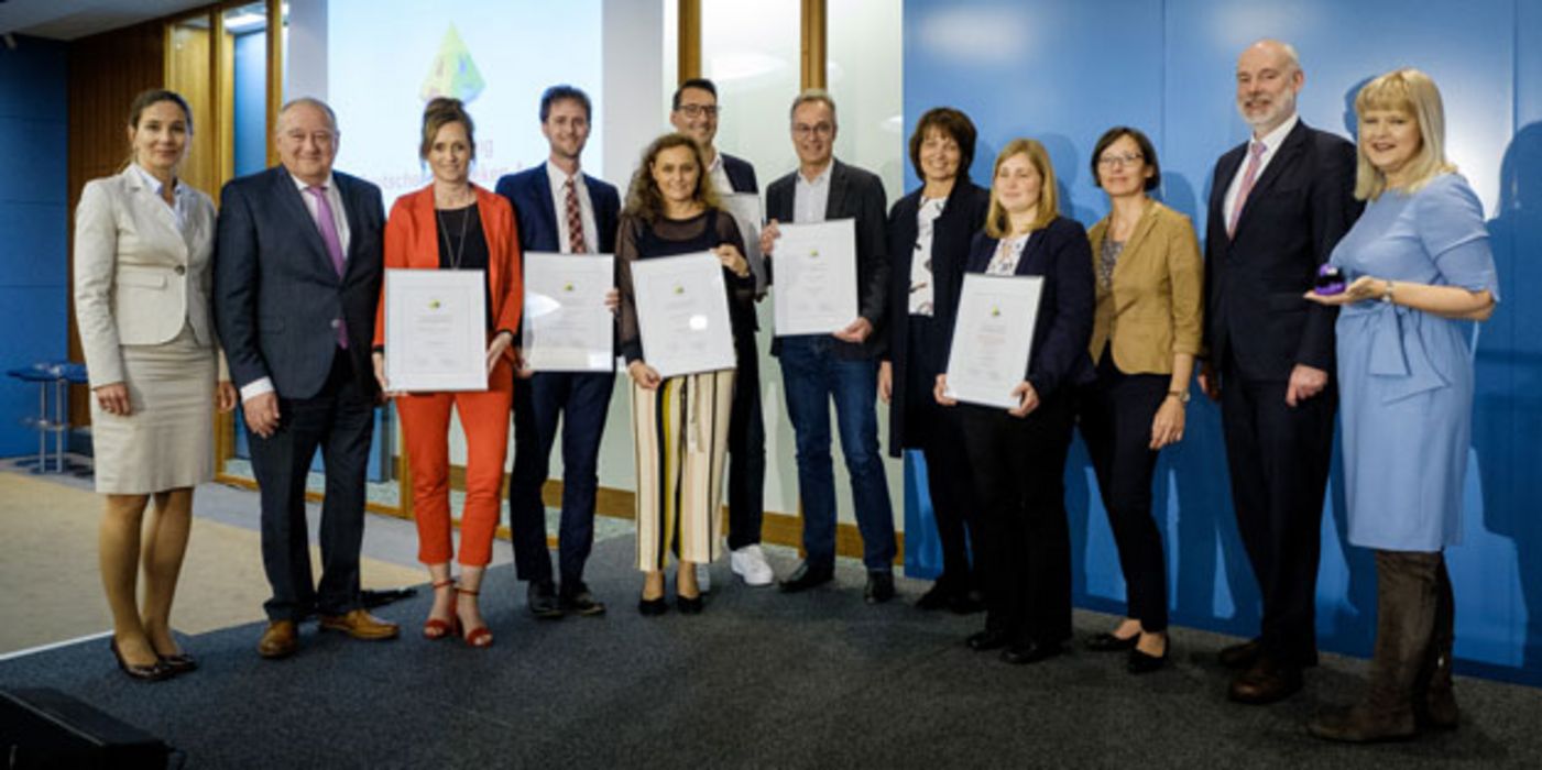 Die Preisträger des Deutschen Apotheken-Awards zusammen mit Vertretern des Deutschen Apothekerverbands.