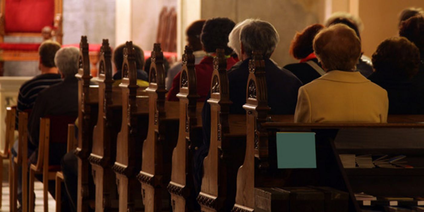 Menschen beim Gottesdienst