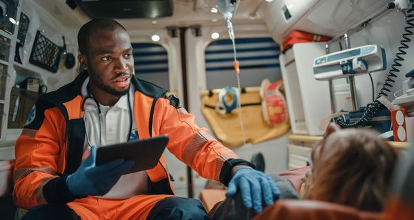 Sanitäter mit Patient im Rettungswagen.