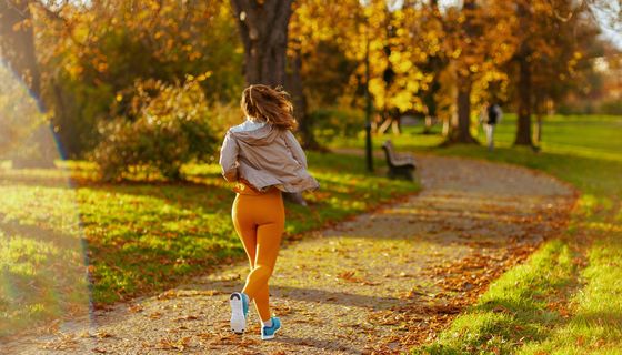 Frau, joggt in einem Park.