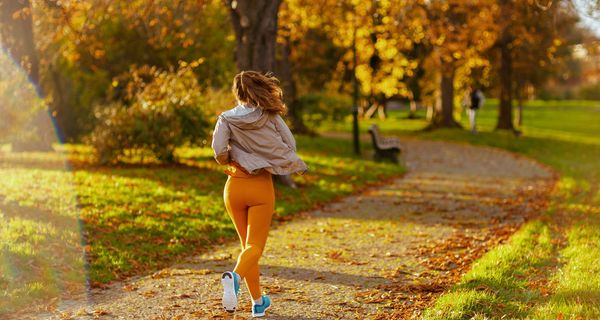 Frau, joggt in einem Park.