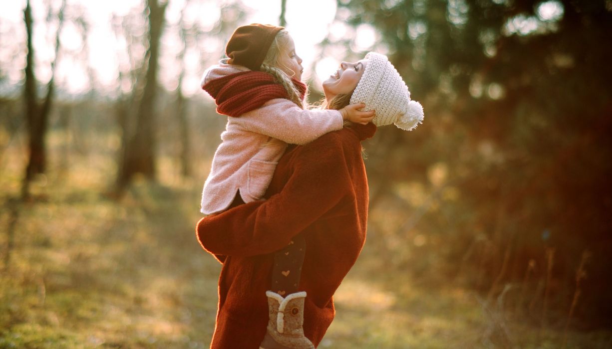 Mama mit Kind auf dem Arm.