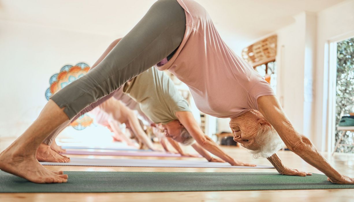 Frauen beim Yoga.