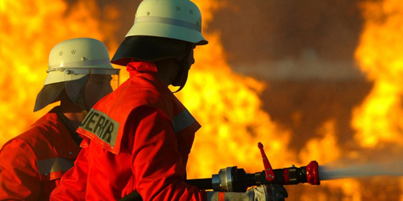 Feuerwehrleute löschen Brand.