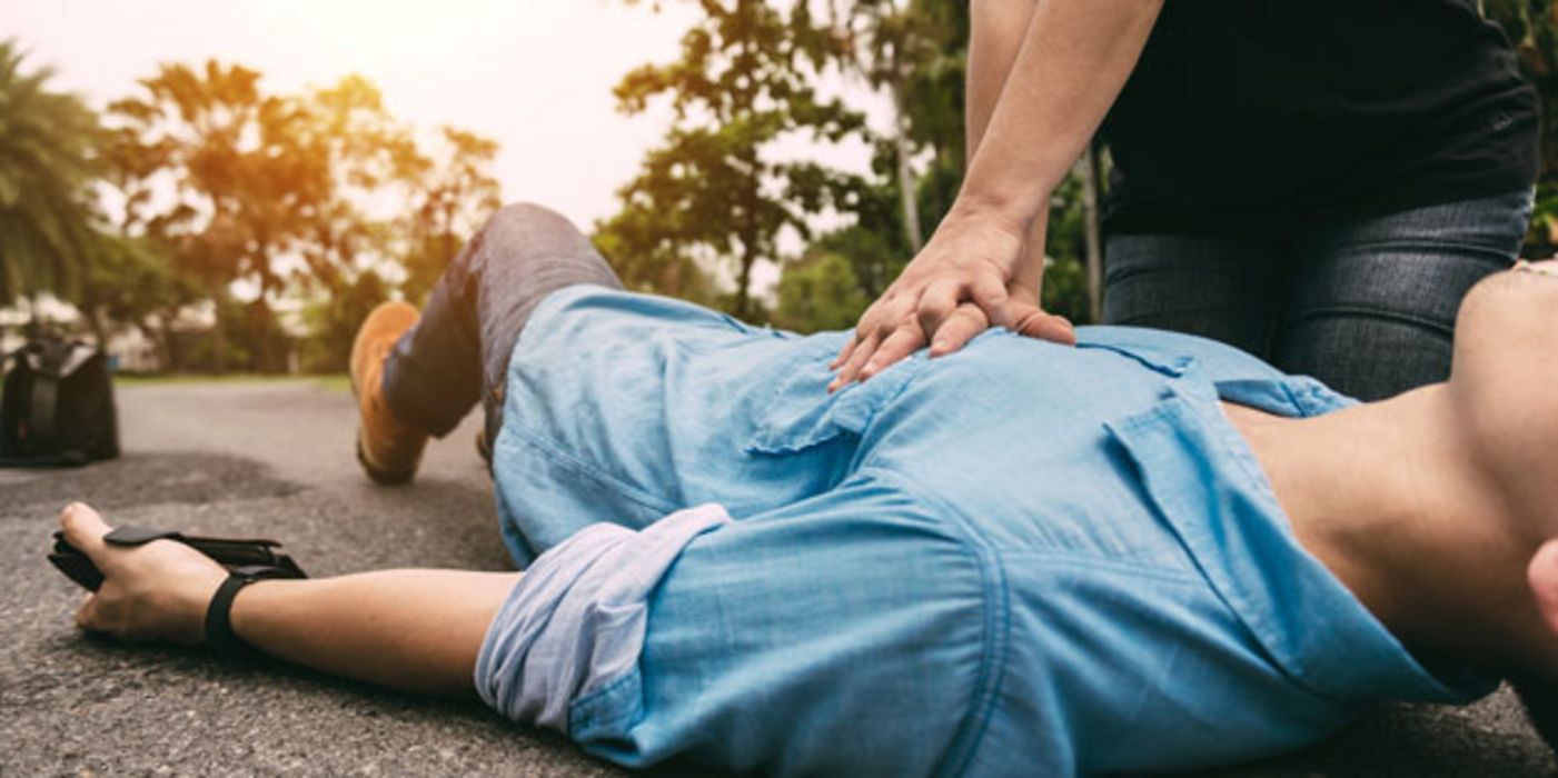 Frauen erhalten seltener Hilfe bei einem Herzstillstand.