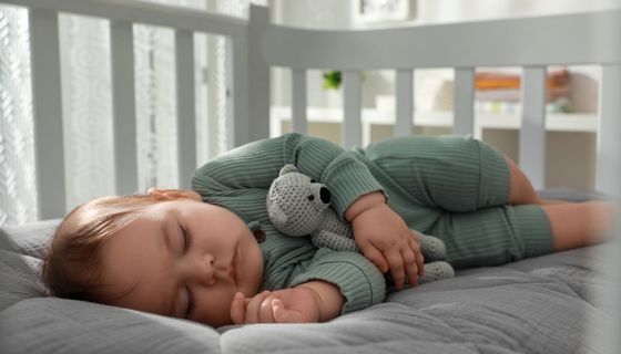 Baby, liegt im Bett und schläft.