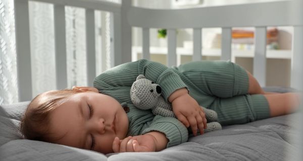 Baby, liegt im Bett und schläft.