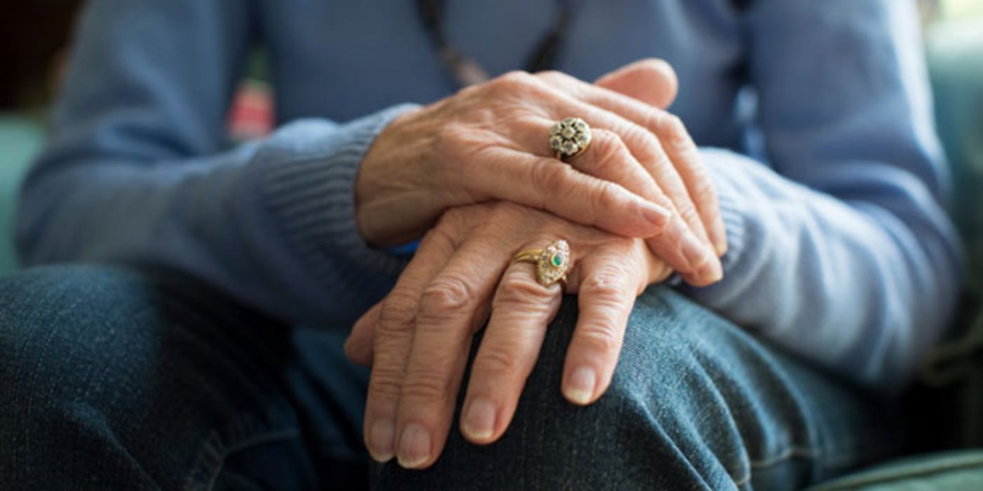 Experten beraten am Lesertelefon über die medikamentöse Therapie bei Parkinson. 