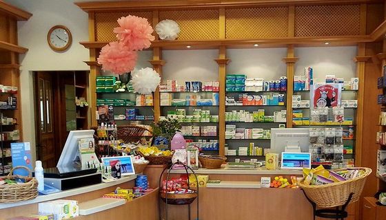 Blick in die beleuchtete Stolpe-Apotheke in Berlin.