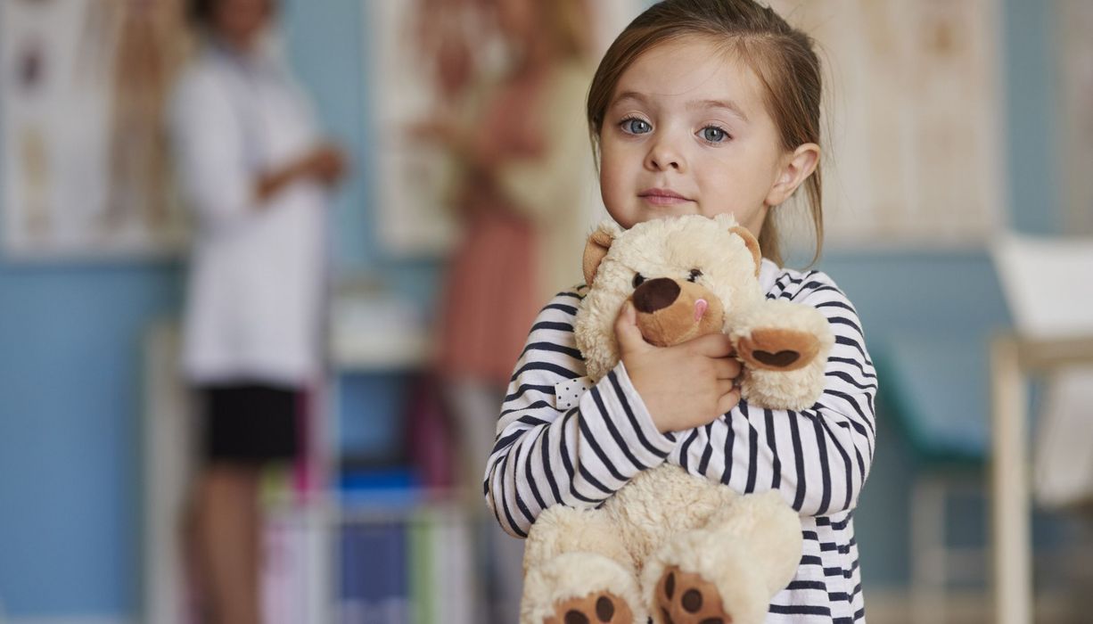 Mädchen mit Teddybär.