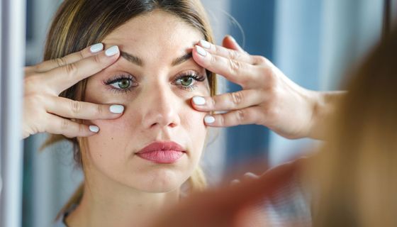 Junge Frau macht Gesichtsyoga.