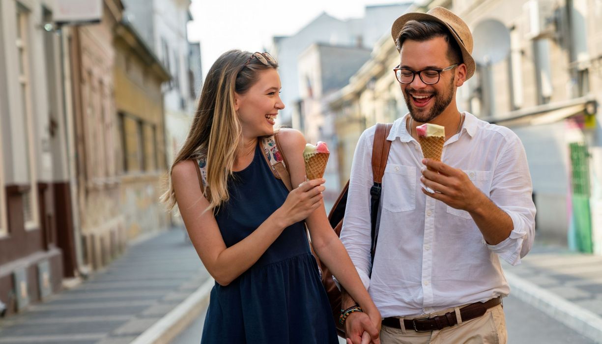 Frau und Mann, beide essen ein Eis in einer Waffel.