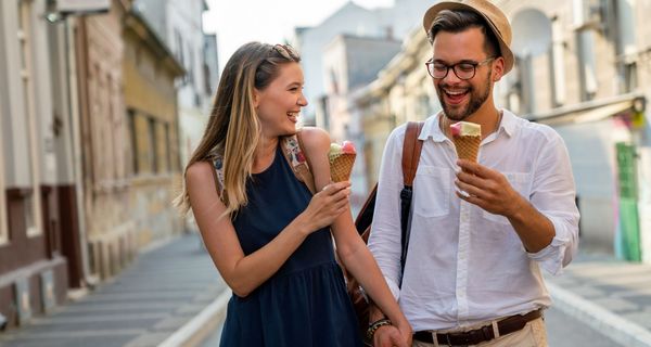 Frau und Mann, beide essen ein Eis in einer Waffel.