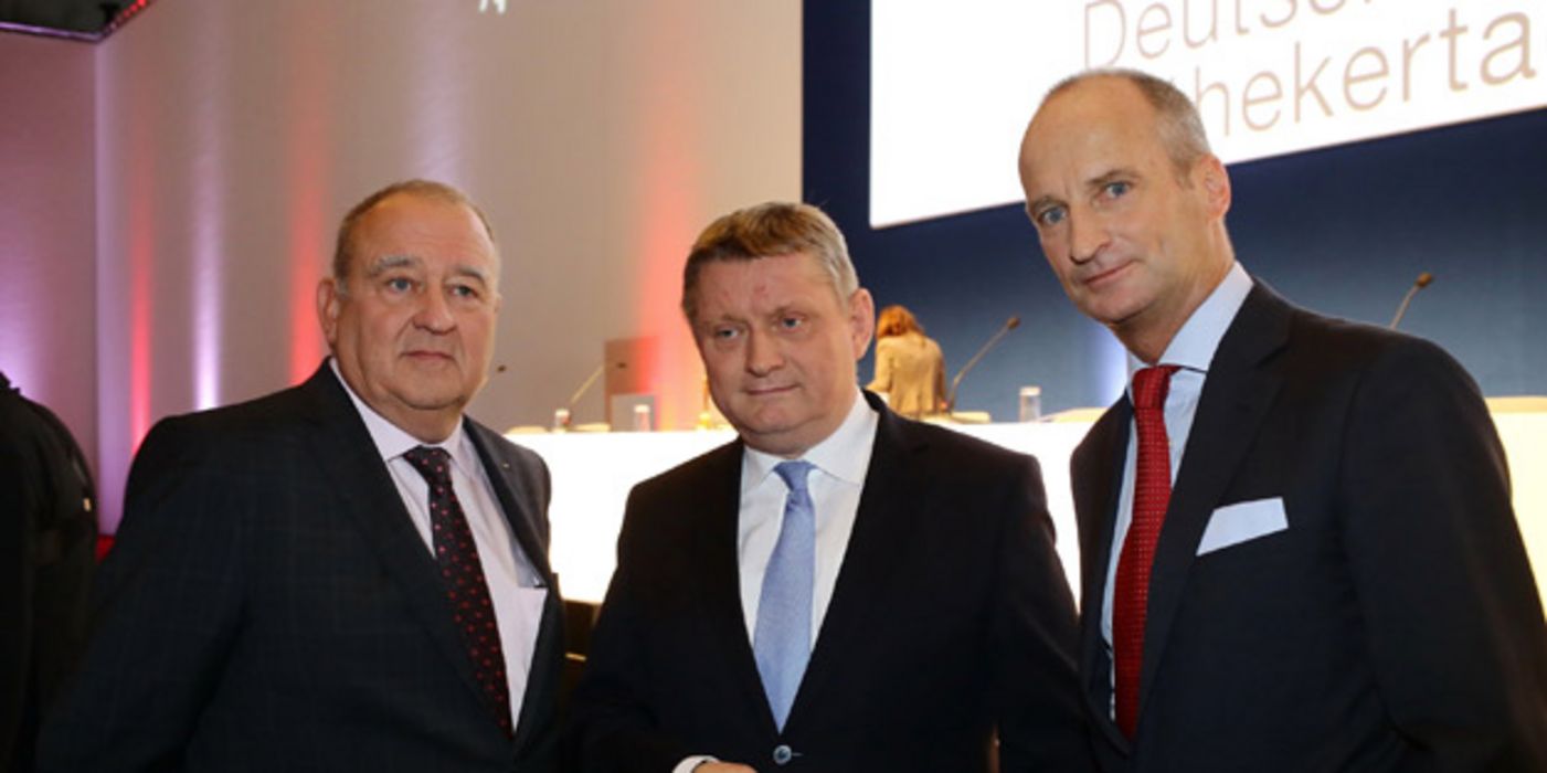 Gesundheitsminister Hermann Gröhe zusammen mit dem DAV-Vorsitzenden Fritz Becker (l.) und Friedemann Schmidt (r.), dem ABDA-Präsidenten, beim Deutschen Apothekertag in München.