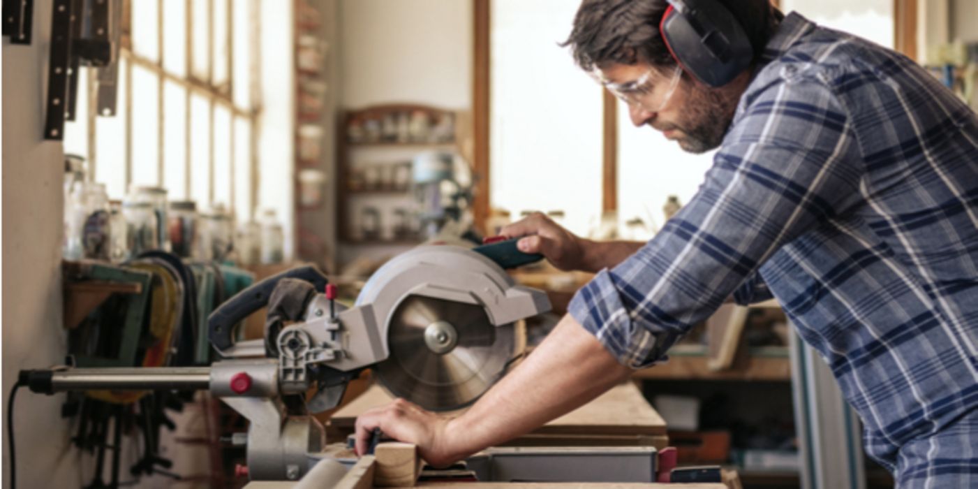 Bei manchen Heimwerkertätigkeiten ist es sinnvoll, auf Handschuhe zu verzichten.