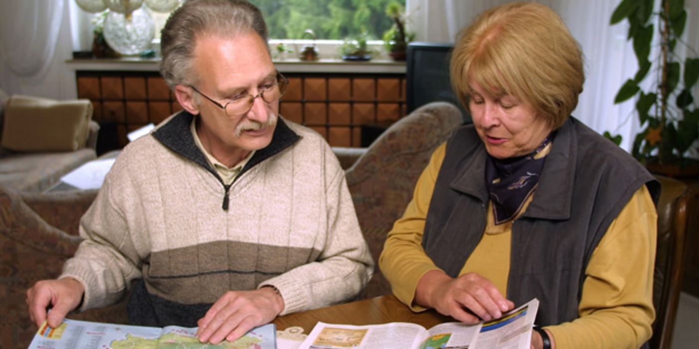 Frau und Mann lesen Zeitung.