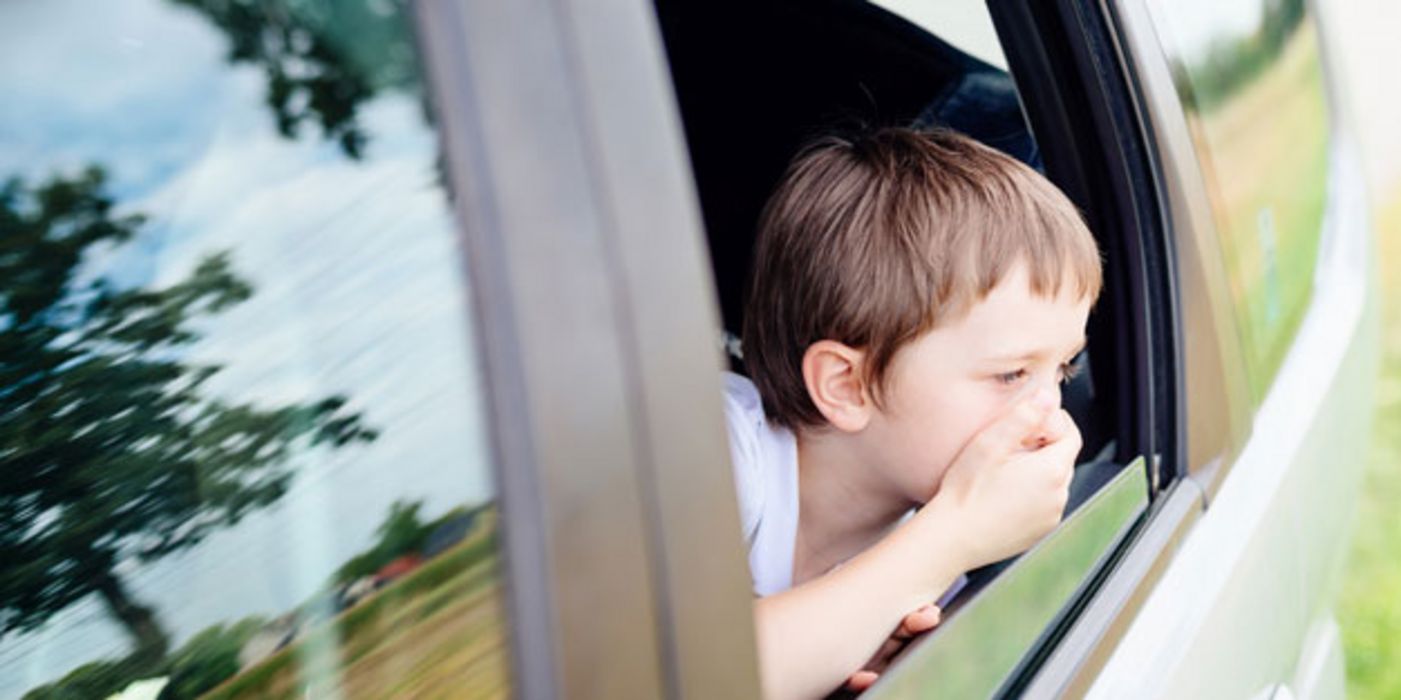 Vielen Menschen wird im Auto übel.